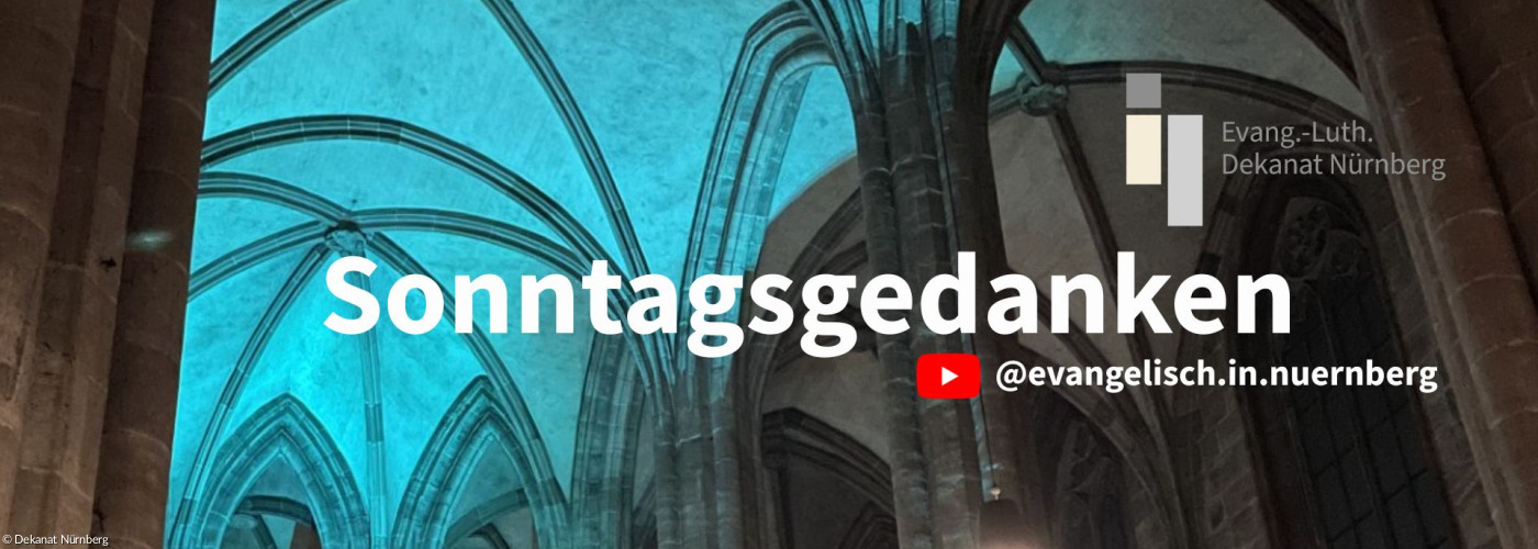 Blick auf ein beleuchtetes Kirchengewölbe