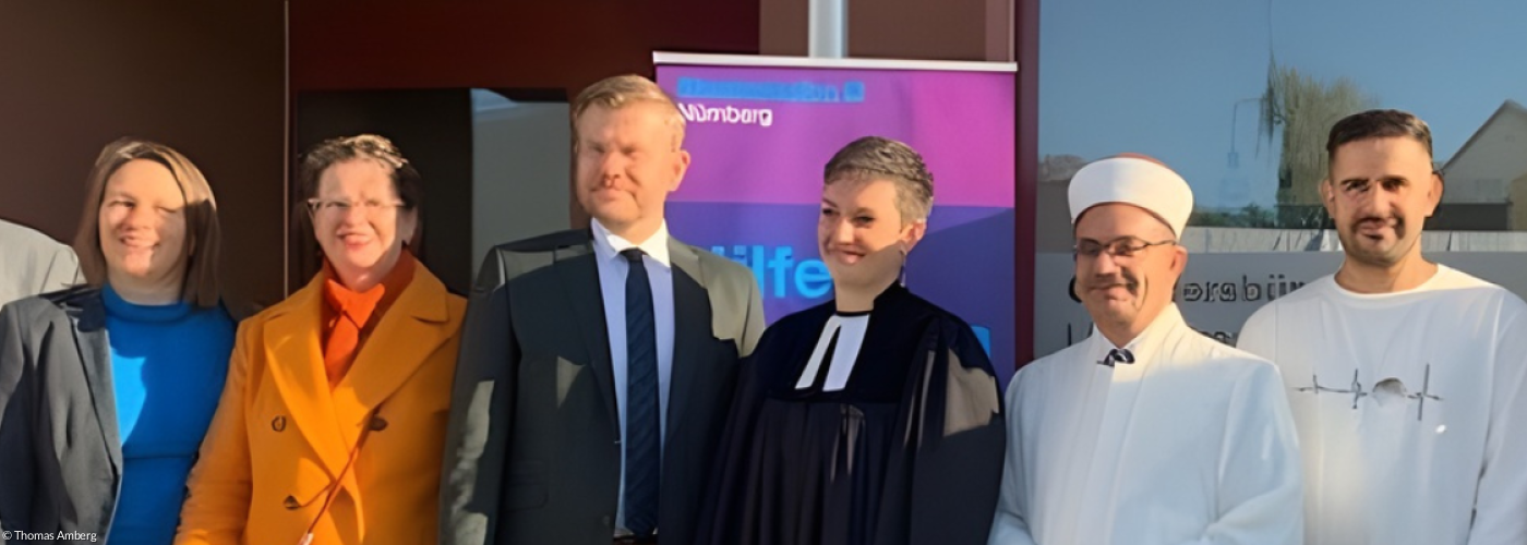 Gruppenbild mit Bürgermeister Christian Vogel, Sozialreferentin Elisabeth Ries, Stadträtin Christine Kayser, Oberbürgermeister Markus König, Pfarrerin Julia Popp (Lichtenreuth.Gemeinsam), Mehmet Çelik (Imam der DITIB – Türkisch Islamische Gemeinde zu Erlangen e.V.) und Bewohner:innen von Lichtenreuth.