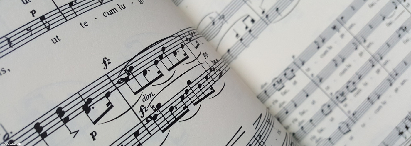 Ein aufgeschlagenes Notenblatt in der Nahaufnahme als Symbolbild für Kirchenmusik