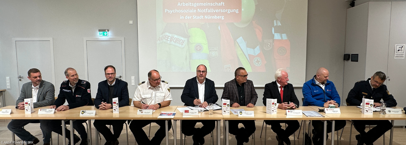 Die Arbeitsgemeinschaft Psychosoziale Notfallversorgung in Nürnberg, der dritte Bürgermeister und der Feuerwehrchef unterzeichnen Vereinbarung zur Zusammenarbeit mit Kirchen, Hilfsorganisationen und Polizei