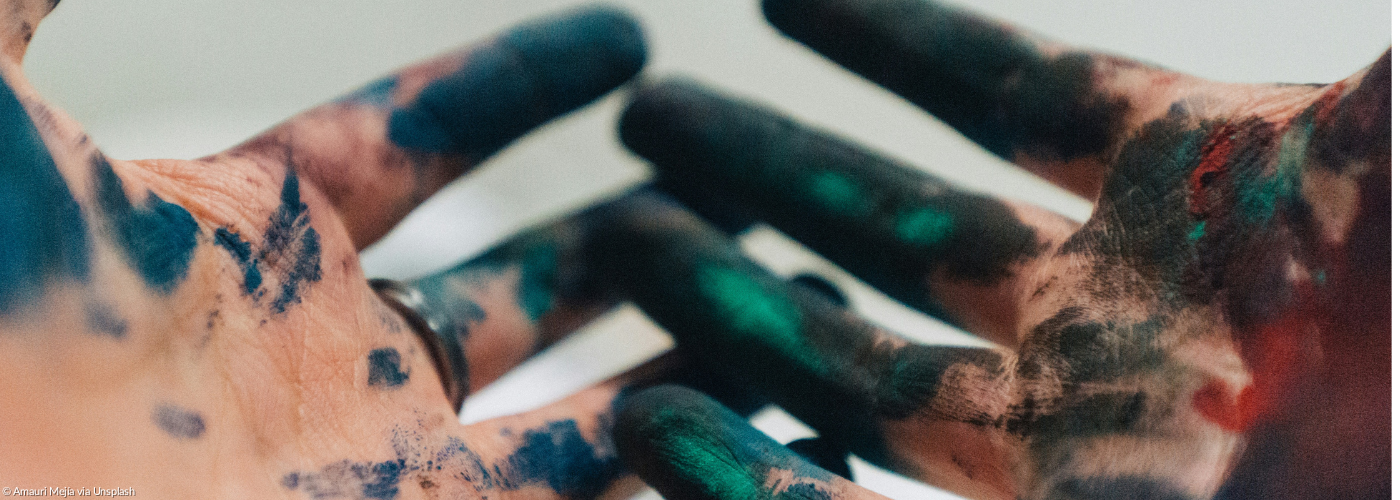 Mit grüner Farbe beschmierte Hände - Kunst