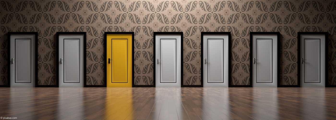 Sieben Türen die dritte davon in Gelb