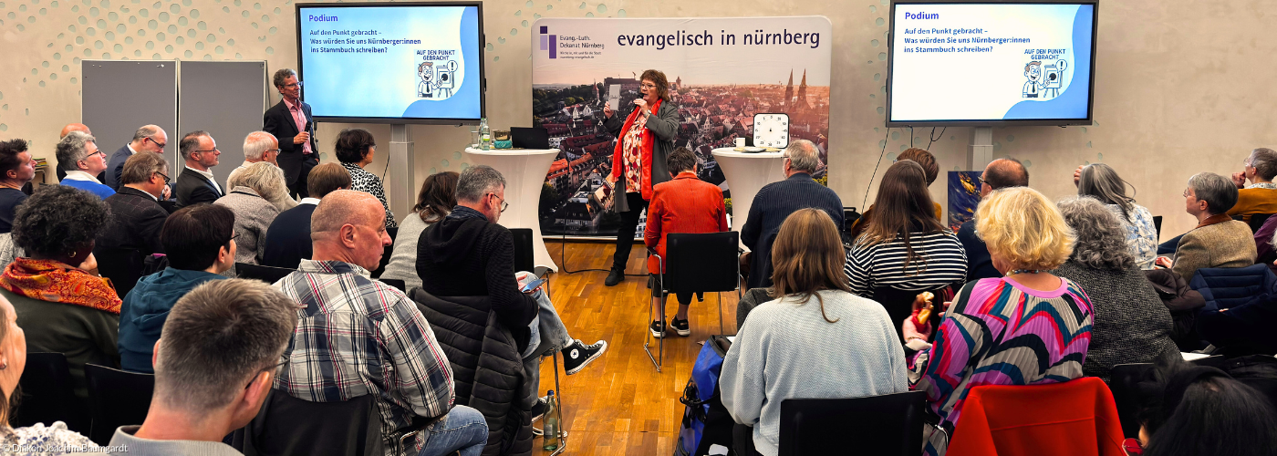 Christine Ursel vom forum erwachsenenbildung moderiert den Zukunftstag 2025 vor interessiertem Publikum