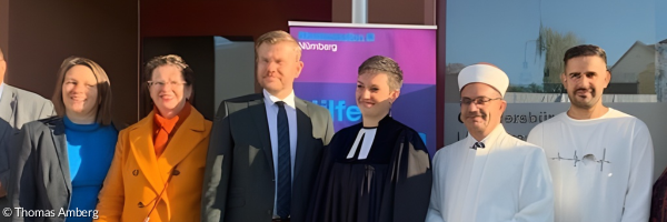 Gruppenbild mit Bürgermeister Christian Vogel, Sozialreferentin Elisabeth Ries, Stadträtin Christine Kayser, Oberbürgermeister Markus König, Pfarrerin Julia Popp (Lichtenreuth.Gemeinsam), Mehmet Çelik (Imam der DITIB – Türkisch Islamische Gemeinde zu Erlangen e.V.) und Bewohner:innen von Lichtenreuth.