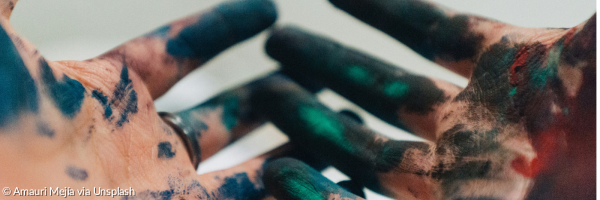 Mit grüner Farbe beschmierte Hände - Kunst