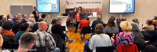 Christine Ursel vom forum erwachsenenbildung moderiert den Zukunftstag 2025 vor interessiertem Publikum