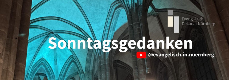 Blick auf ein beleuchtetes Kirchengewölbe