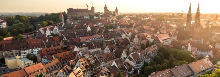 Skyline von Nürnberg mit der Burg im Hintergrund und rechts den beiden Kirchtürmen von St. Sebald