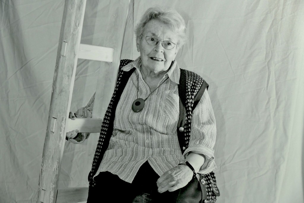 Inge R. (86 Jahre): Bei einem englischen Luftangriff stürzte hinter ihr eine Fensterfront zusammen und verfehlte sie. Später wurde sie Gastmutter für eine junge Engländerin mit der sie noch immer enge Freundschaft hegt.