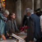 Ehrenamtliche empfangen ein Paar am Eingang von St. Sebald