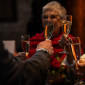 Feierliche Stimmung: Nach der Trauung stoßen die Paare mit ihren Angehörigen mit einem Glas Sekt an