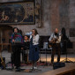 Eine Band begleitet die Trauung in St. Sebald musikalisch