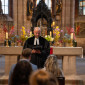 Ein Pfarrer traut ein junges Paar vor dem Sebalder Altar