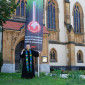 Die Heilig-Kreuz-Kirche in Röthenbach zeigt Flagge, ebenso wie...