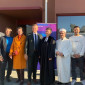 Bürgermeister Christian Vogel, Sozialreferentin Elisabeth Ries, Stadträtin Christine Kayser, Oberbürgermeister Markus König, Pfarrerin Julia Popp (Lichtenreuth.Gemeinsam), Mehmet Çelik (Imam der DITIB – Türkisch Islamische Gemeinde zu Erlangen e.V.) und Bewohner:innen von Lichtenreuth. Bild: Thomas Amberg