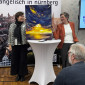 Mit einem Bild von Stadtdekan Dr. Jürgen Körnlein verabschieden Regionalbischöfin Elisabeth Hann von Weyhern und Dekanin Britta Müller die Teilnehmenden vom Zukunftstag.