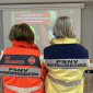 Zwei Helferinnen in ihren Einsatzjacken des Psychosozialen Notdienstes der Krisenintervention und der Notfallseelsorge - Bild: BRK