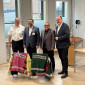 Von links nach rechts: Feuerwehrchef Volker Skrok, Andreas Stahl, Wolfgang Janus und Bürgermeister Christian Vogel - Bild: Feuerwehr Nürnberg