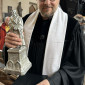 Pfarrer Hannes Schott in St. Jakob mit Lutherfigur