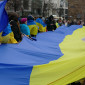 Geflüchtete Ukrainer:innen in Nürnberg zeigen vor S. Lorenz Flagge
