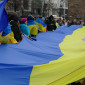 Geflüchtete Ukrainer:innen in Nürnberg zeigen vor S. Lorenz Flagge